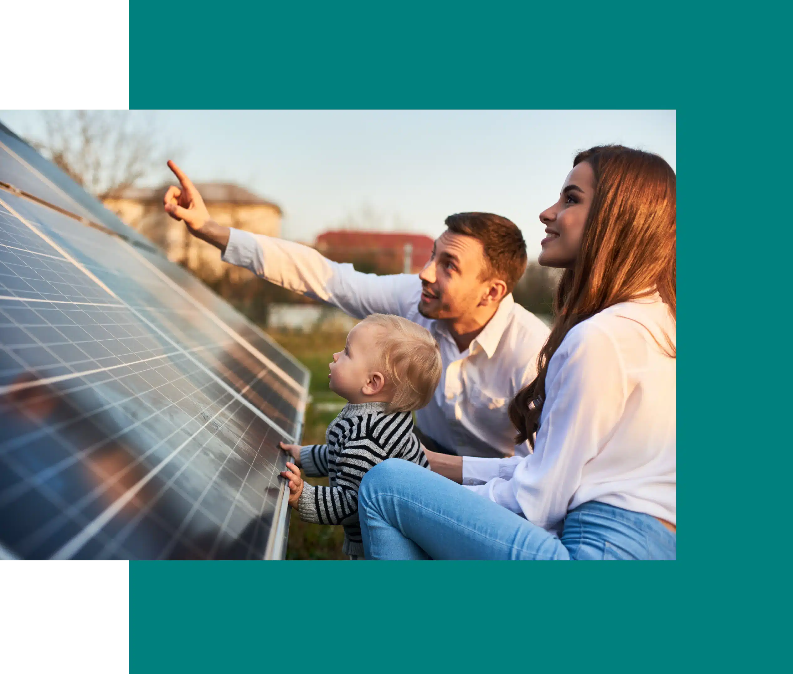 Eine junge Familie begutachtet ihre Photovoltaikanlage